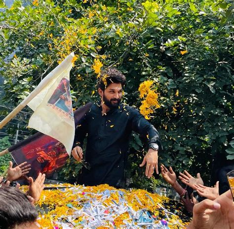 Allu Arjun Welcomed With Flower Shower After National Film Awards Win