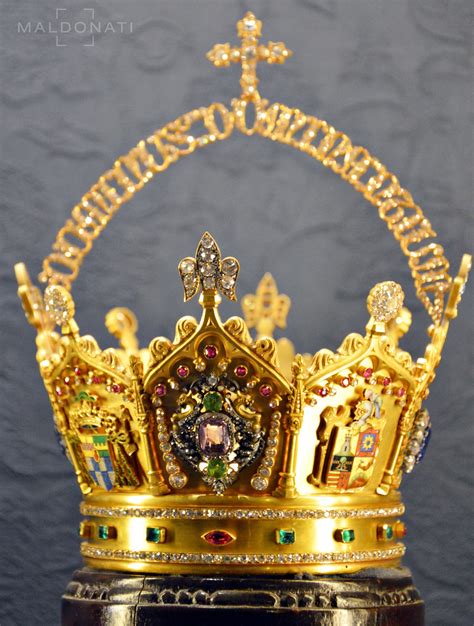 La Corona De Oro De La Virgen De Los Reyes Y Del Niño Jesús Maldonati