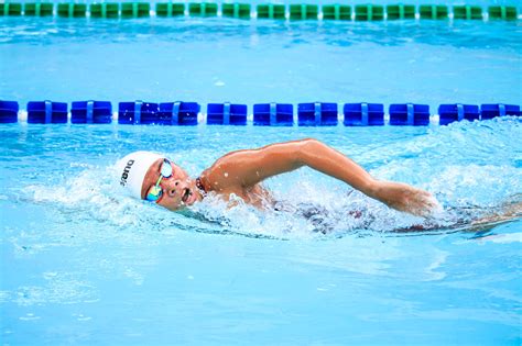 Persona Nadando En Un Cuerpo De Agua · Fotos De Stock Gratuitas
