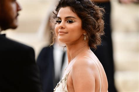 Met Gala Selena Gomez Y La Historia De Su Bronceado Fallido En 2019