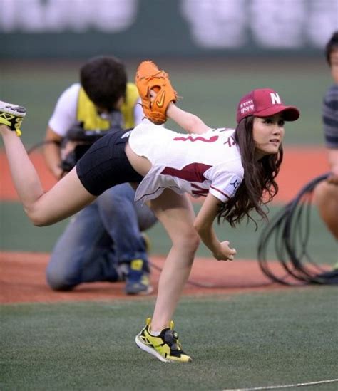 韩国女星为棒球联赛开球大秀翘臀 姿势销魂图 搜狐滚动