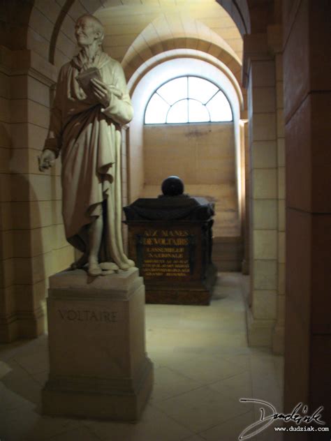Voltaire Statue Paris Pantheon 800x1067