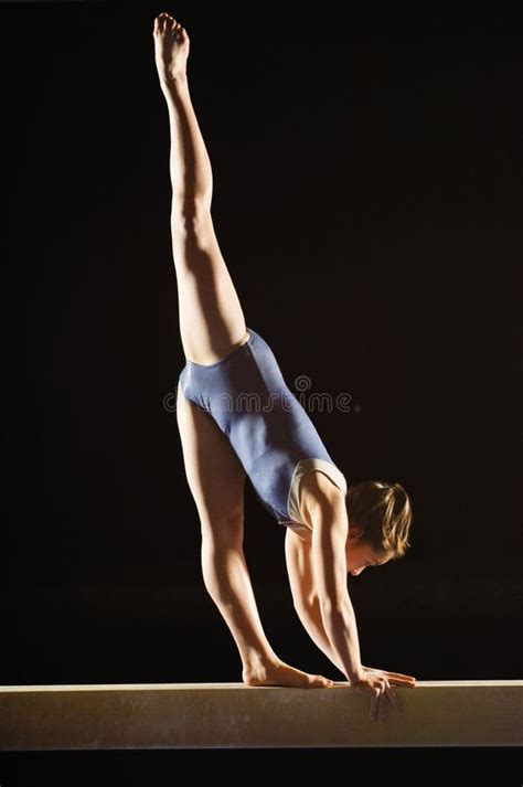 Vrouwelijke Gymnastiek Opleiding Voor Concurrentie Stock Foto