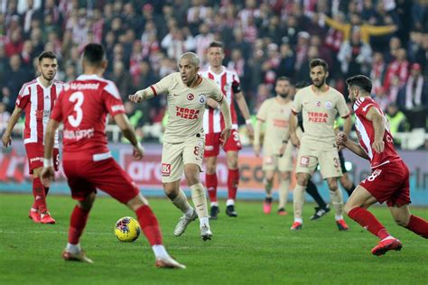 Galatasaray haberleri, son dakika transfer gelişmeler, maç sonuçları, ligdeki puan durumu, sakatlıklar , yöneticilerin açıklamaları ve dahası. Sivasspor - Galatasaray
