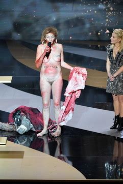 Protesta shock ai Premi César attrice nuda sul palco a supporto dei