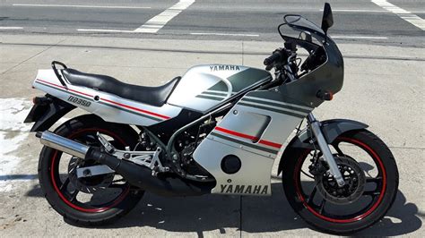 Claimed horsepower was 48.95 hp (36.5 kw) @ 9000 rpm. Rodolfinho da Z- Testando Yamaha RD 350 LC 1990. - YouTube