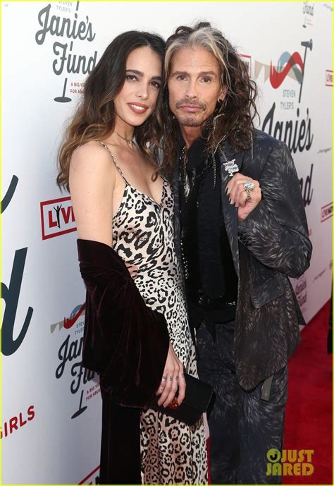 steven tyler and girlfriend aimee preston share a smooch at grammy viewing party photo 4023524