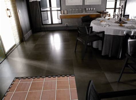 Colocación fácil y rápida de baldosas y azulejos. Cambiar el suelo de la cocina sin obras