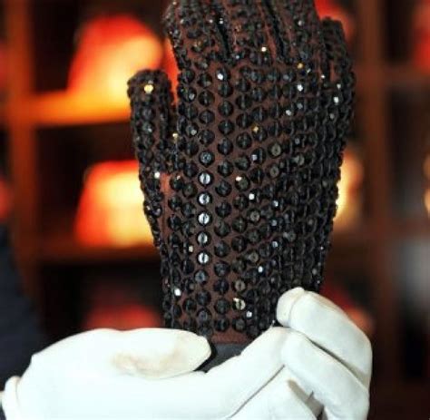 Michael jackson — remember the time 03:59. Bunt: Rekordpreis für schwarzen Handschuh von Michael ...