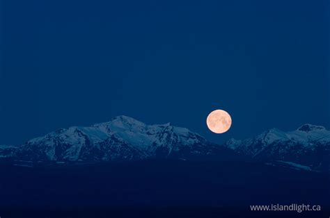Setting Winter Moon Moon Photo From Vancouver Island Bc Canada