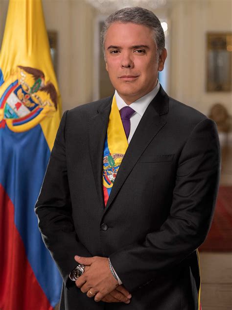 Patricia janiot cuestiona al presidente colombiano ivan duque sobre la actuación de la policía en las manifestaciones y las imágenes de militares saliendo de un helicóptero supuestamente de la cruz. Iván Duque Márquez