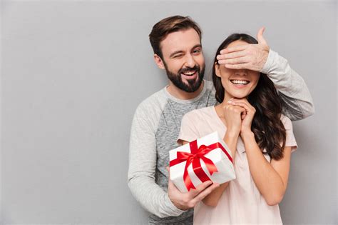 what to give your girlfriend for her birthday 24 unique ts she ll love trending us