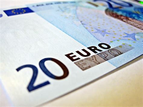 We used 0.999758 international currency exchange rate. EUR/USD: Euro Bulls Can Break This Versus US Dollar?