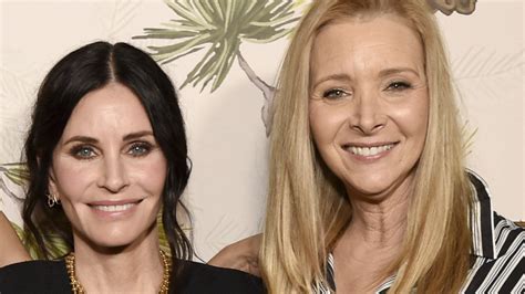 The Truth About Lisa Kudrow And Courteney Coxs Real Life Friendship