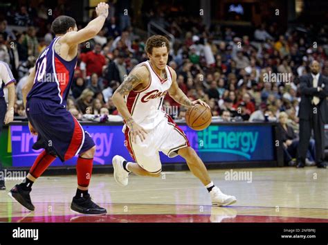 Cleveland Cavaliers Delonte West Right Drives On Atlanta Hawks Mike