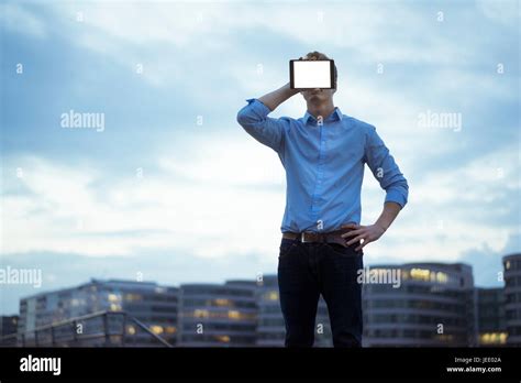 Hombre Ocultando Su Rostro Detrás De Mini Tablet Fotografía De Stock