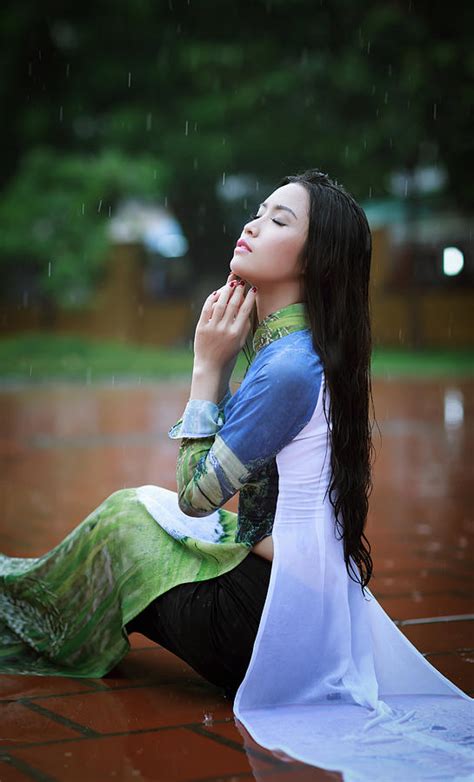 Vietnamese Women Wear Ao In The Rain Ao Dai Is Famous Traditional