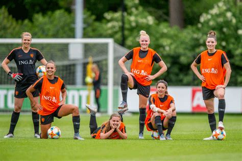Onvermijdelijk dacht ik terug naar donderdag 2 juli 2015, de vroege. Voorbereiding Oranje Leeuwinnen op het WK vrouwenvoetbal ...