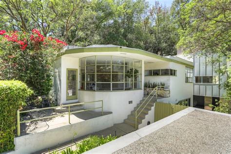 Photo 1 Of 21 In In Los Angeles A Streamline Moderne With A Modernist