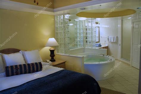 With its lush garden and seafront location, we offer a wonderful holiday where you will experience peace and fun together. Master Bedroom with Jacuzzi Tub — Stock Photo ...
