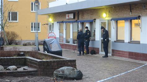 En skadad person hittades klockan 15.40 vid berga centrum i linköping. Linköping: En till sjukhus efter skottlossning i Berga ...