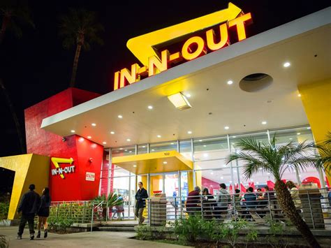 The huge success of mcdonald's, kfc and pizza hut inspired nando's, domino's, subway, cinnabon, dunkin' donuts, gloria. This Is the Best Fast Food Chain in America | Fast food ...