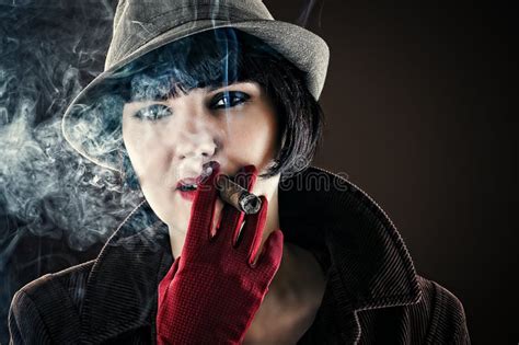 donna affascinante nel retro stile con il sigaro immagine stock immagine di arrogante femmina