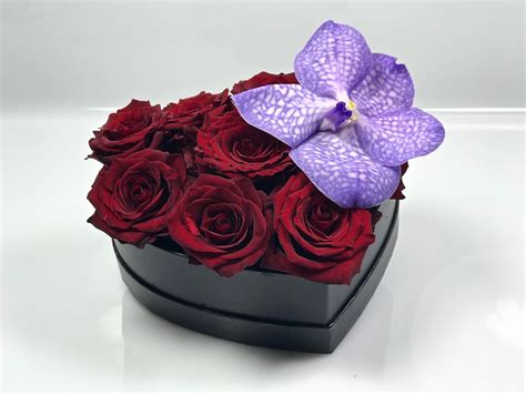 Per regalare fiori di tutto cuore basta un clic sul nostro shop: Cuore con rose rosse e fiore di orchidea - Fiorit, fiori a ...