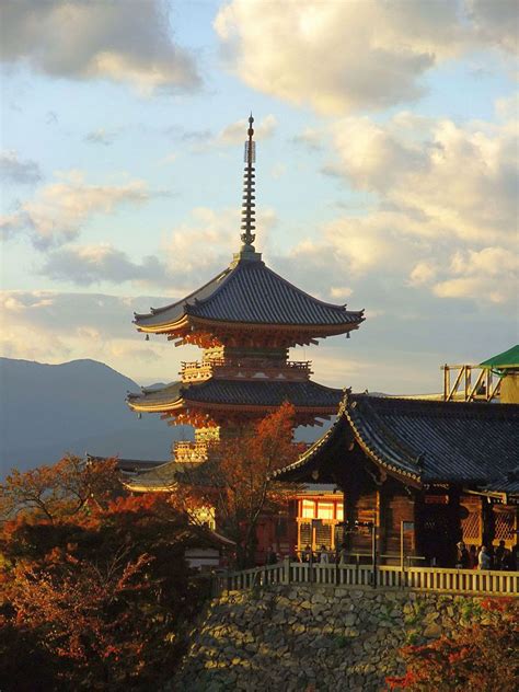 It is bordered on the west by the sea of japan, and extends from the sea of okhotsk in the north toward the east china. Japanreisen | UNESCO Weltkulturerbe & Weltnaturerbe ...