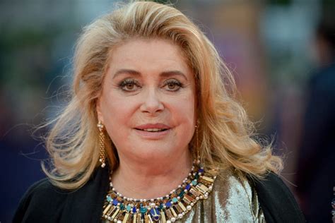 Shot to death by omar sharif while she's asleep in bed. Catherine Deneuve, convalescente après un AVC : sa ...