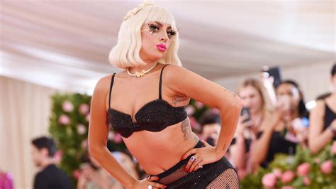 Lady Gaga Sie Strippt Bei Der Met Gala Galade