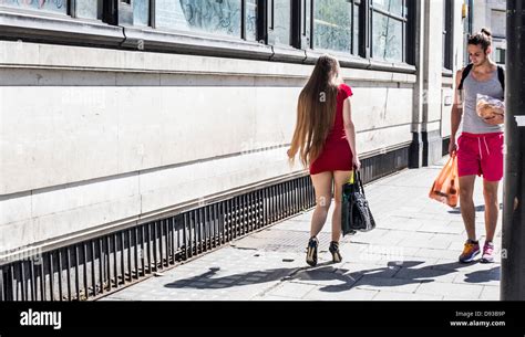 Chica Sexy En La Calle En Minifalda Falda Muy Corta Fotografía De Stock