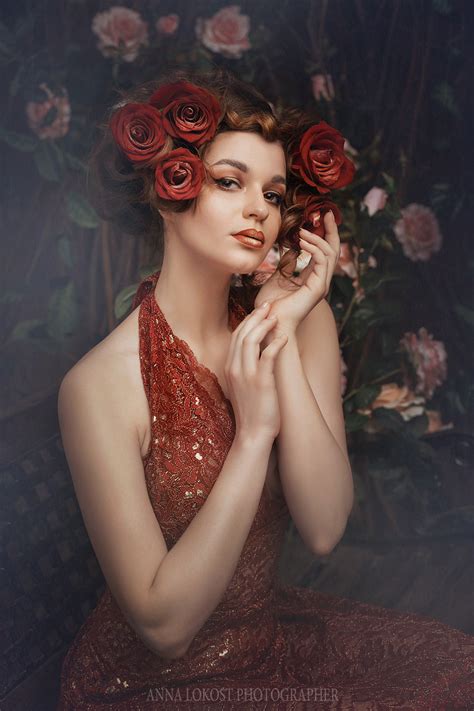 Фото Девушка в вечернем платье с розами в волосах на фоне розовых