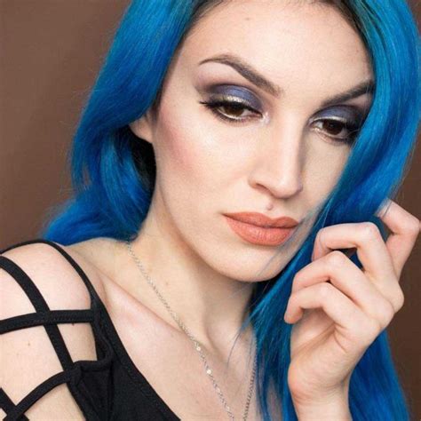 Elegant Dark Blue Makeup In Just A Few Simple Steps