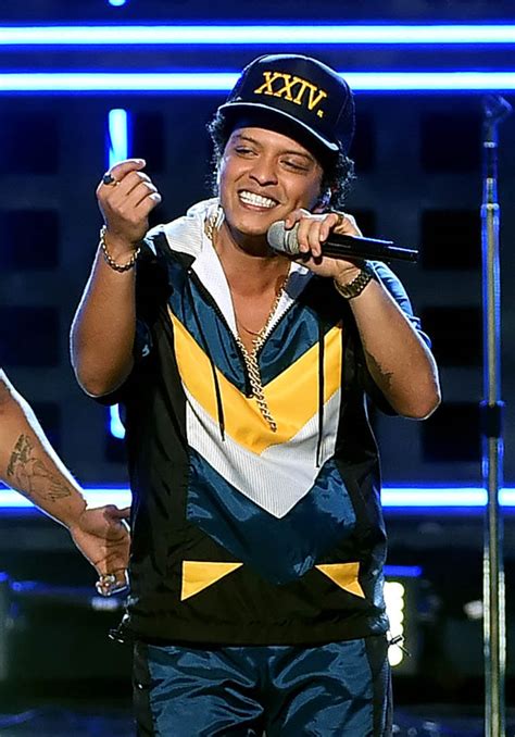 Peter gene hernandez), известный под псевдонимом бру́но марс (англ. Bruno Mars opens the American Music Awards with strong ...