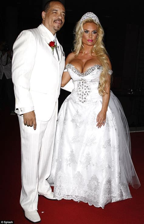 Ice T S Voluptuous Wife Coco Gives Fans A Festive Treat By Showing Off