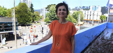 ] es una médica cirujana, pediatra y política chilena. Dra. Paula Daza: "Los jóvenes le han perdido el miedo al VIH"