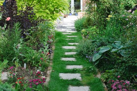 How To Lay Garden Stepping Stones Bbc Gardeners World Magazine