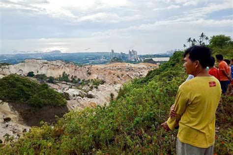 In Photos Rescuers Dig For Survivors In Naga Cebu Landslide