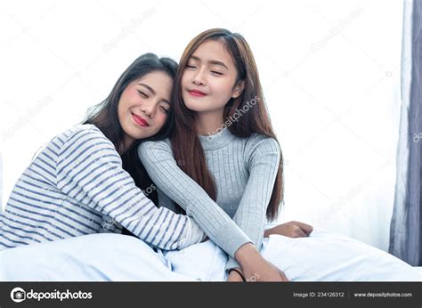 Dos Asiáticas Lesbianas Abrazos Juntos Dormitorio Concepto Belleza Estilo Vida fotografía de