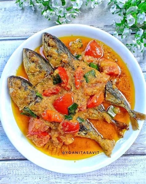 Ikan yang mempunyai nilai gizi yang tinggi ini, bisa disajikan menjadi berbagai jenis masakan, salah satunya resep pesmol ikan kembung. Resep Pesmol Ikan Kembung