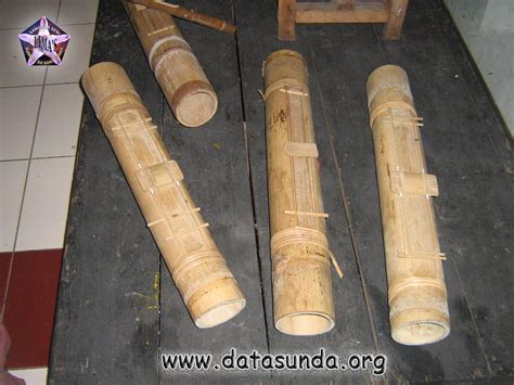 Jenis angklung angklung kanekes angklung di daerah kanekes (kita sering menyebut mereka orang baduy) digunakan terutama karena hubungannya. Alat Musik Tradisional Jawa Barat - Special Pengetahuan