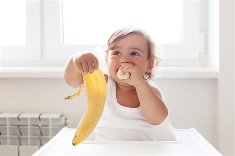 Most pediatricians, and the american academy of pediatrics, recommend introducing solid foods to babies when they are between ages 4 and when babies are ready to eat solid foods, they can sit upright with support and hold up their head and neck. When Do Babies Start Eating Baby Food? - SleepBaby.org