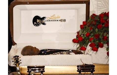 32 Photos Of Celebrity Open Casket Funerals That Will Shock You Bb