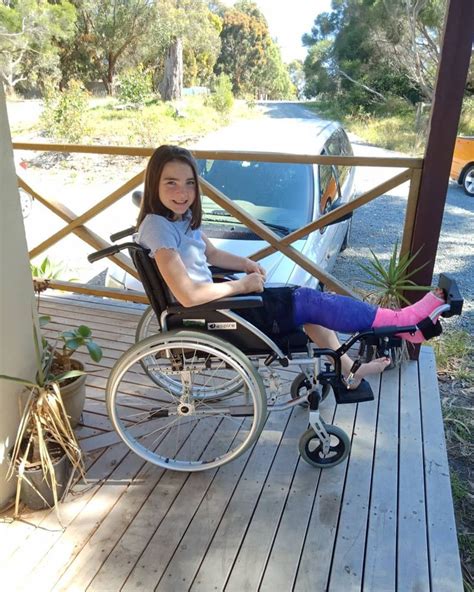 life with a cast 🙍🙆👣 legcast brokenleg wheelchair cast sobored overit
