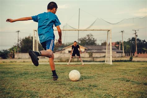 Una Foto De Deporte De Acción De Un Grupo De Niños Jugando Fútbol