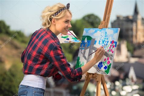 Beautiful Blonde Woman Artist Paints A Colorful Picture — Stock Photo