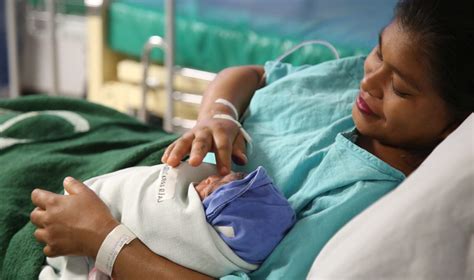Una Ni A El Primer Beb Nacido En Este En El Hospital Del Imss