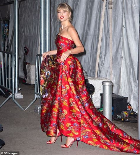 Taylor Swift And Joe Alwyn Hold Hands After The Cats World Premiere