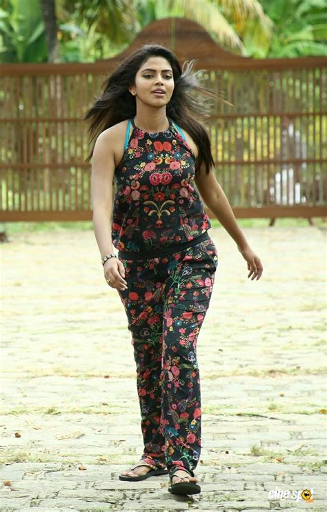 Amala Paul In Oru Indian Pranayakadha Photos 4 Celebrity Outfits Amala Paul Fashion Outfits